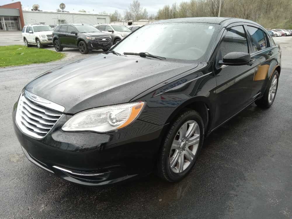 2013 Chrysler 200 LX's photo