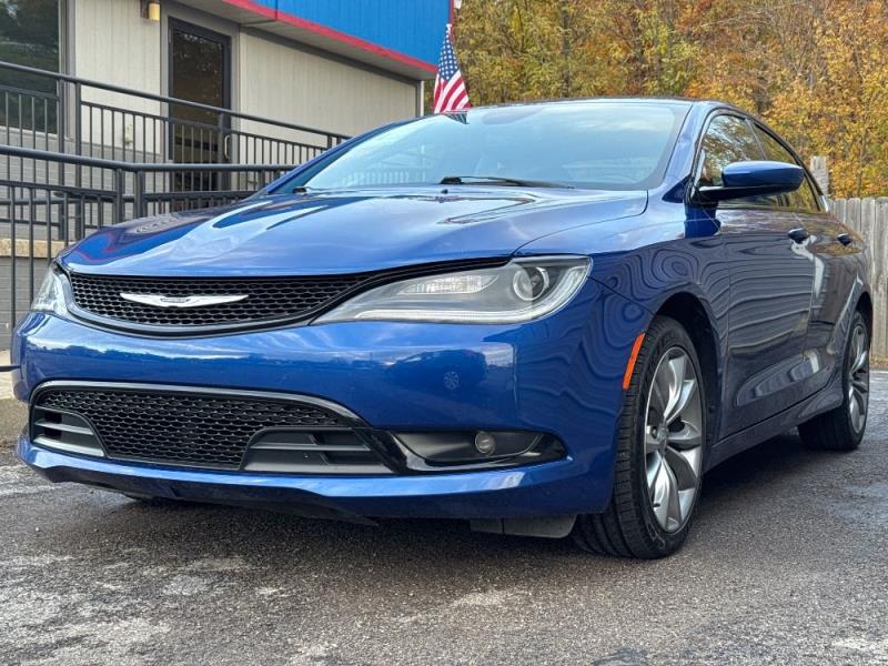 2016 Chrysler 200 S's photo