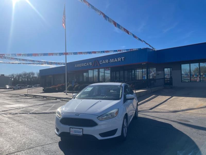 2017 Ford Focus SE's photo