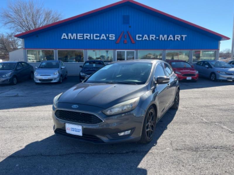 2016 Ford Focus SE's photo