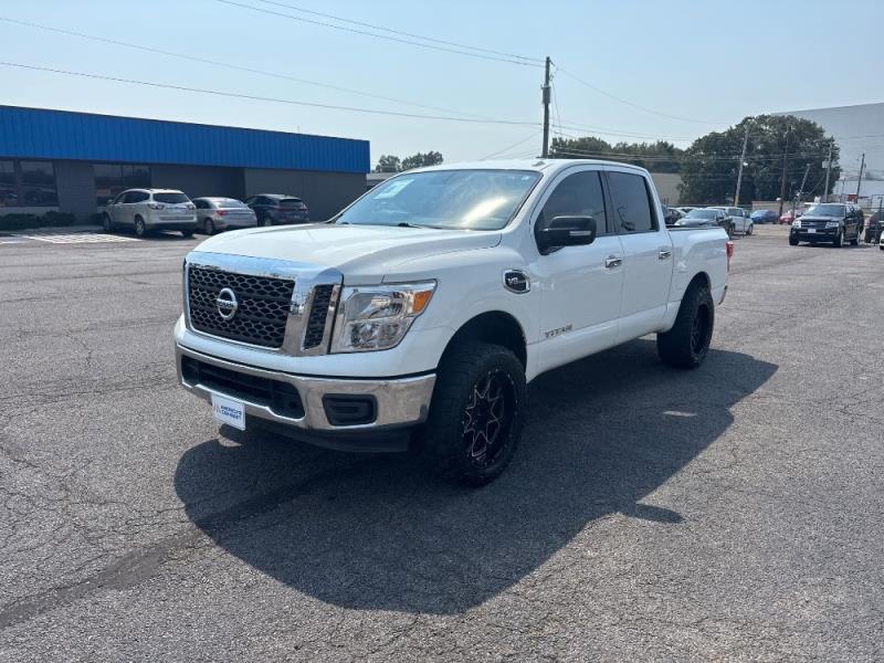 2017 Nissan Titan SV's photo