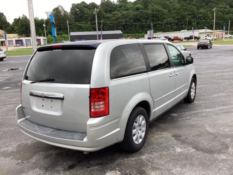 2009 Chrysler Town & Country LX's photo