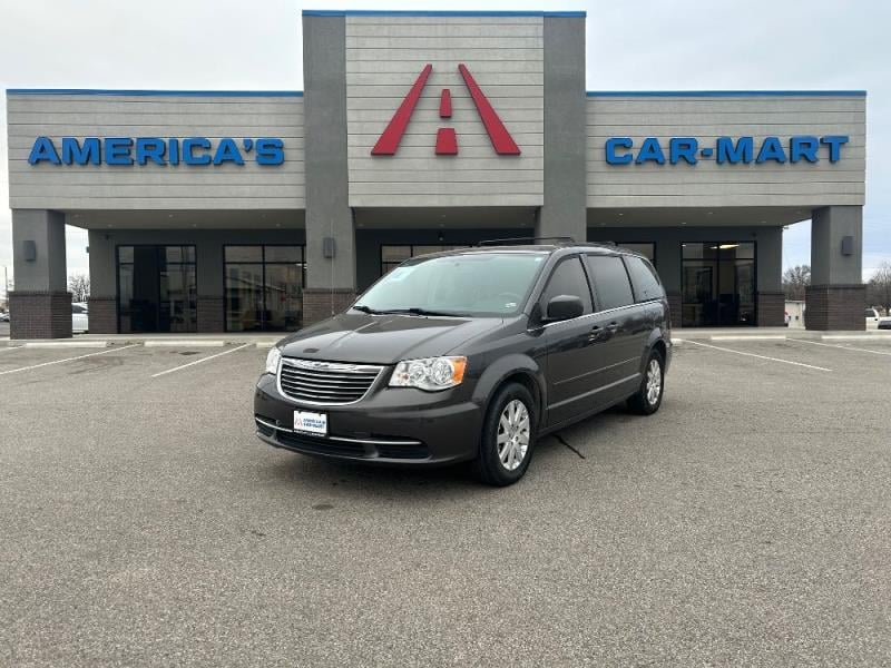 2015 Chrysler Town & Country LX's photo