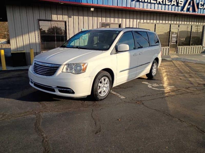 2013 Chrysler Town & Country Touring's photo