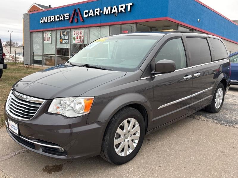 2016 Chrysler Town & Country Touring's photo