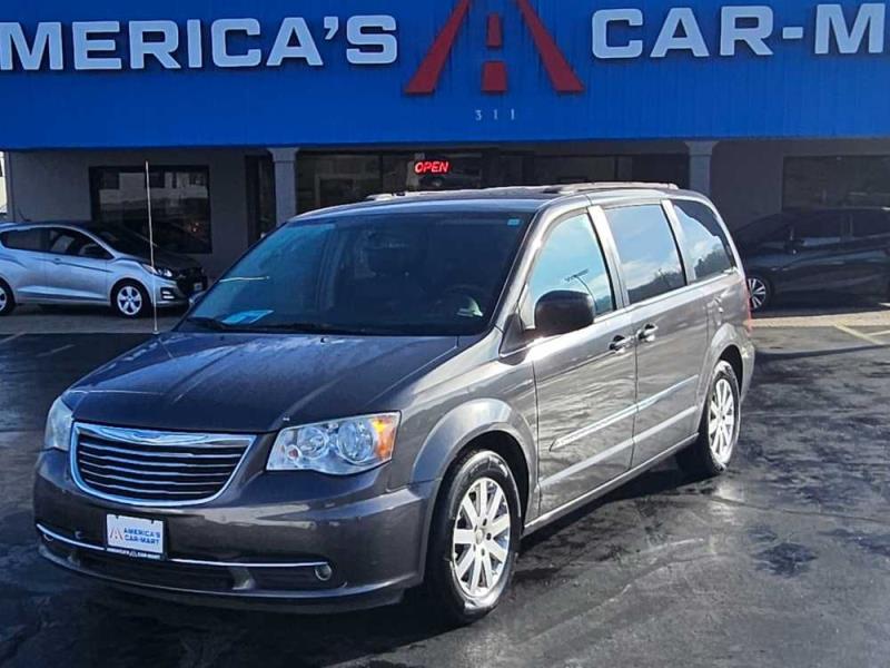 2016 Chrysler Town & Country Touring's photo
