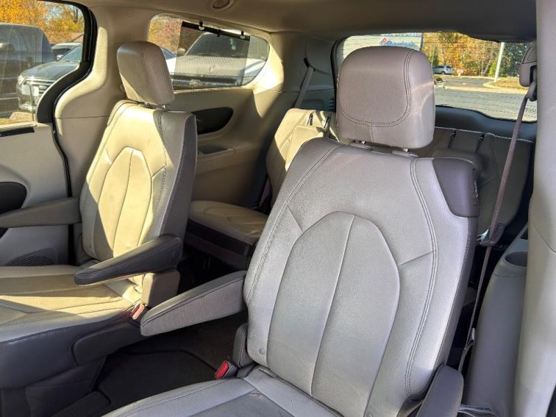 2017 Chrysler Pacifica Touring-L's photo