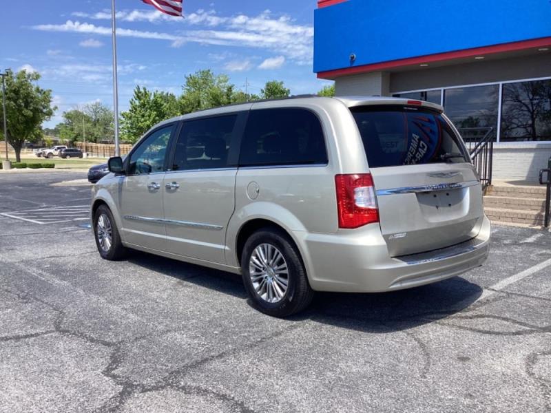 Image of 2013 Chrysler Town & Country Touring L