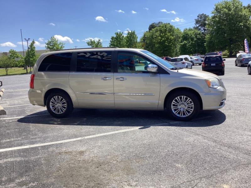 Image of 2013 Chrysler Town & Country Touring L