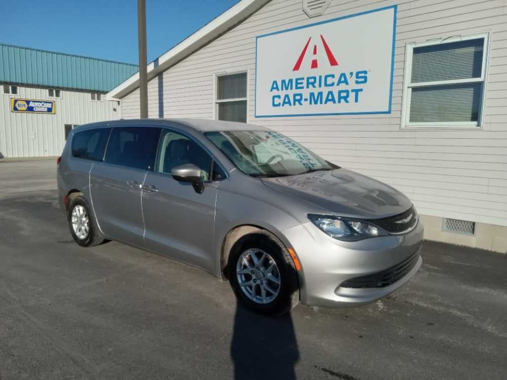 2017 Chrysler Pacifica Touring's photo