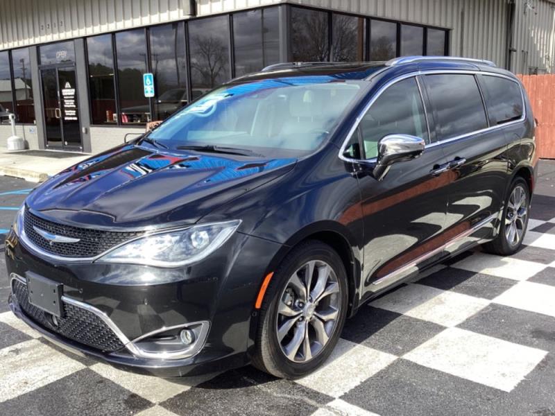 2018 Chrysler Pacifica Limited's photo