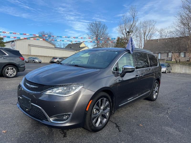 2017 Chrysler Pacifica Limited's photo