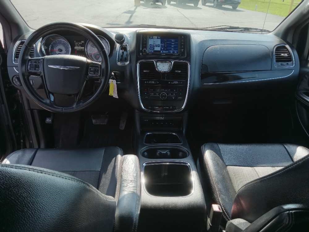 CHRYSLER TOWN & COUNTRY S
