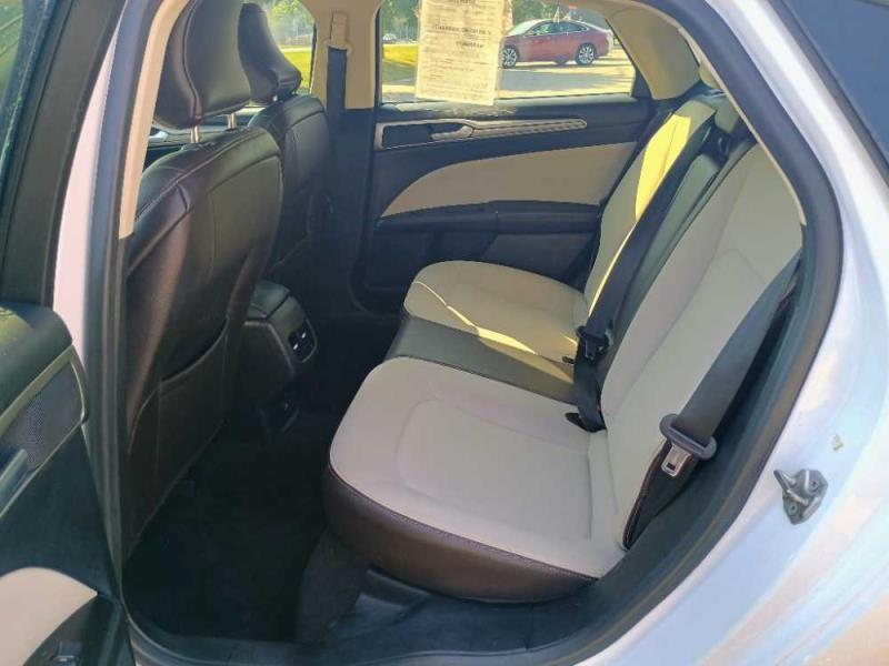 2019 Ford Fusion SE's photo