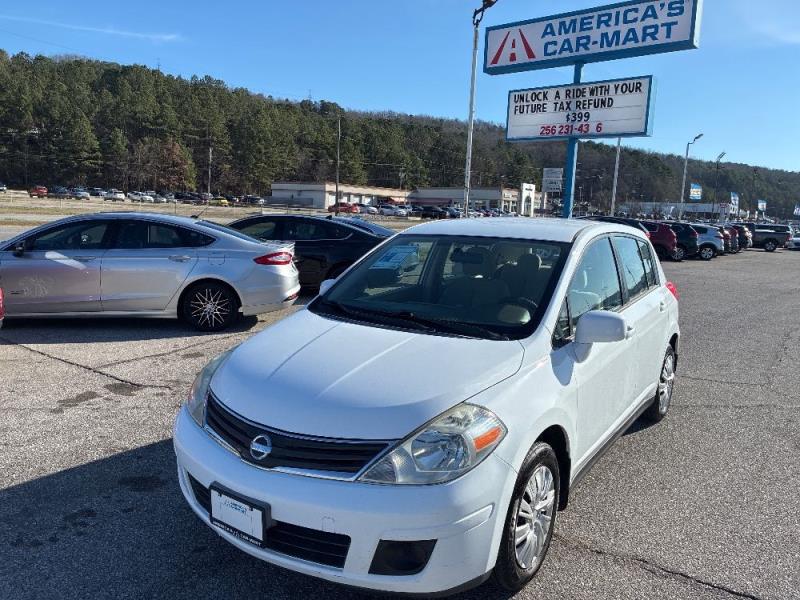 2010 Nissan Versa S's photo