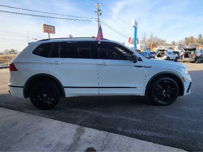 2022 Volkswagen Tiguan SE R-LINE BLACK's photo