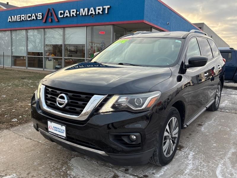2017 Nissan Pathfinder SV's photo