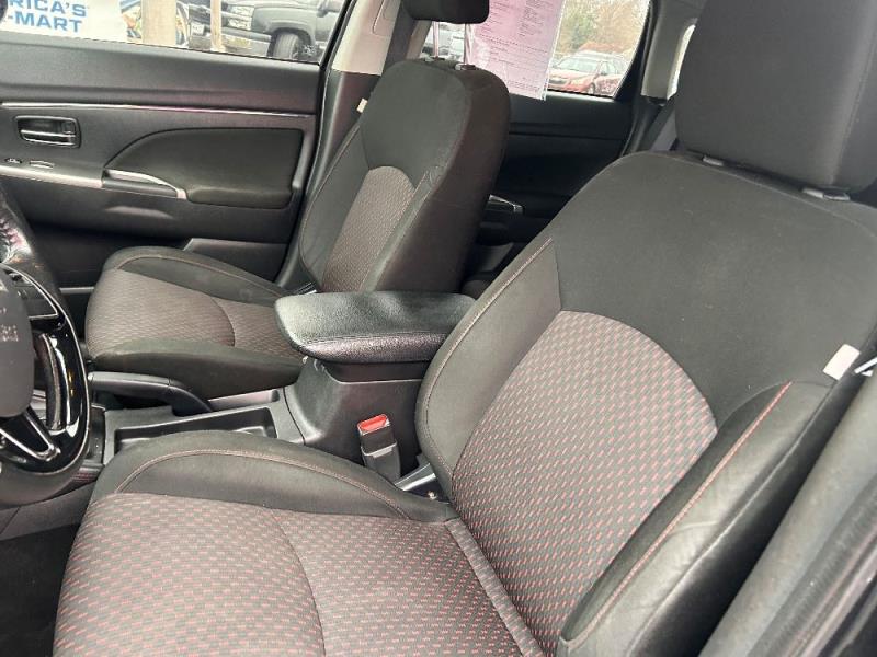 2019 Mitsubishi Outlander Sport SE's photo