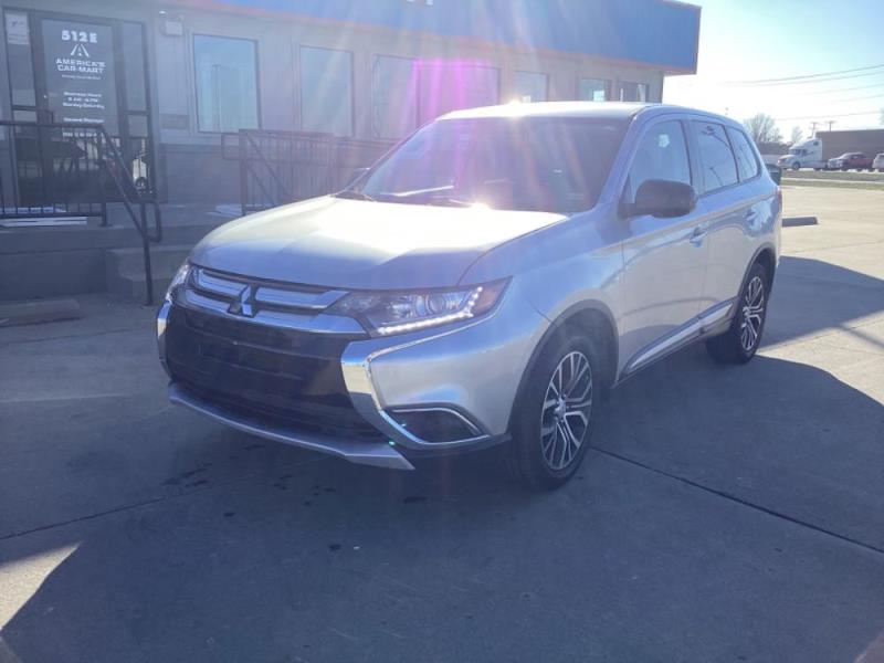 2018 Mitsubishi Outlander LE's photo