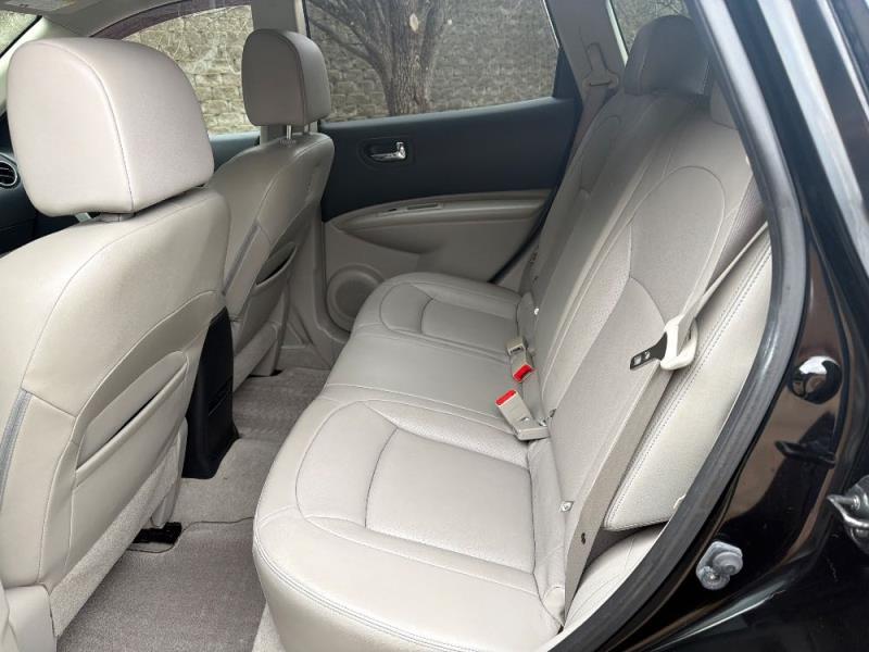 2013 Nissan Rogue SV's photo