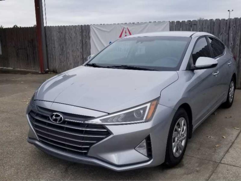 2020 Hyundai Elantra SE's photo