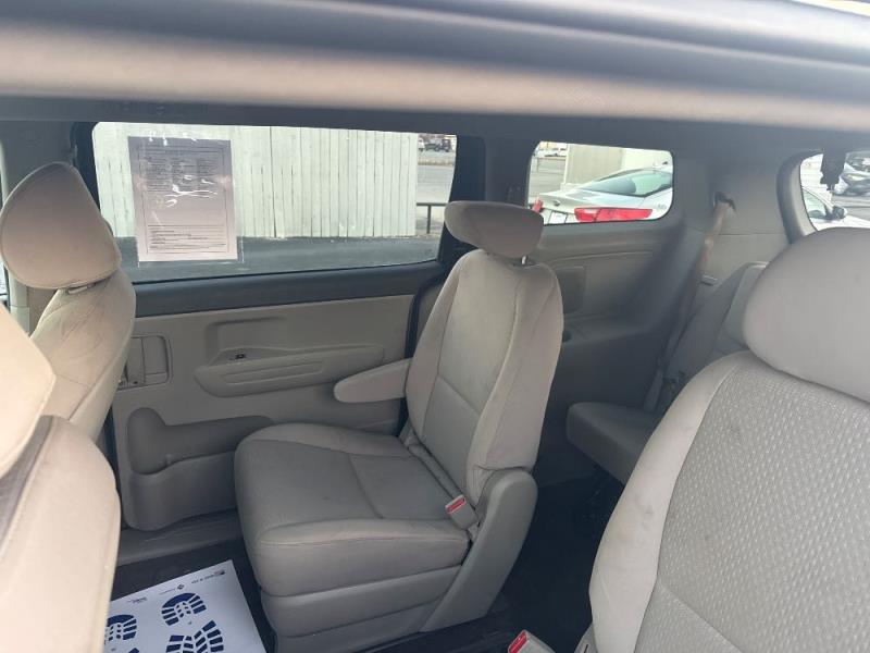 2018 Kia Sedona LX's photo